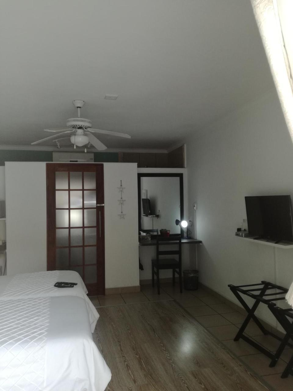 Bri-Shel Manor B&B Хайделберг Екстериор снимка